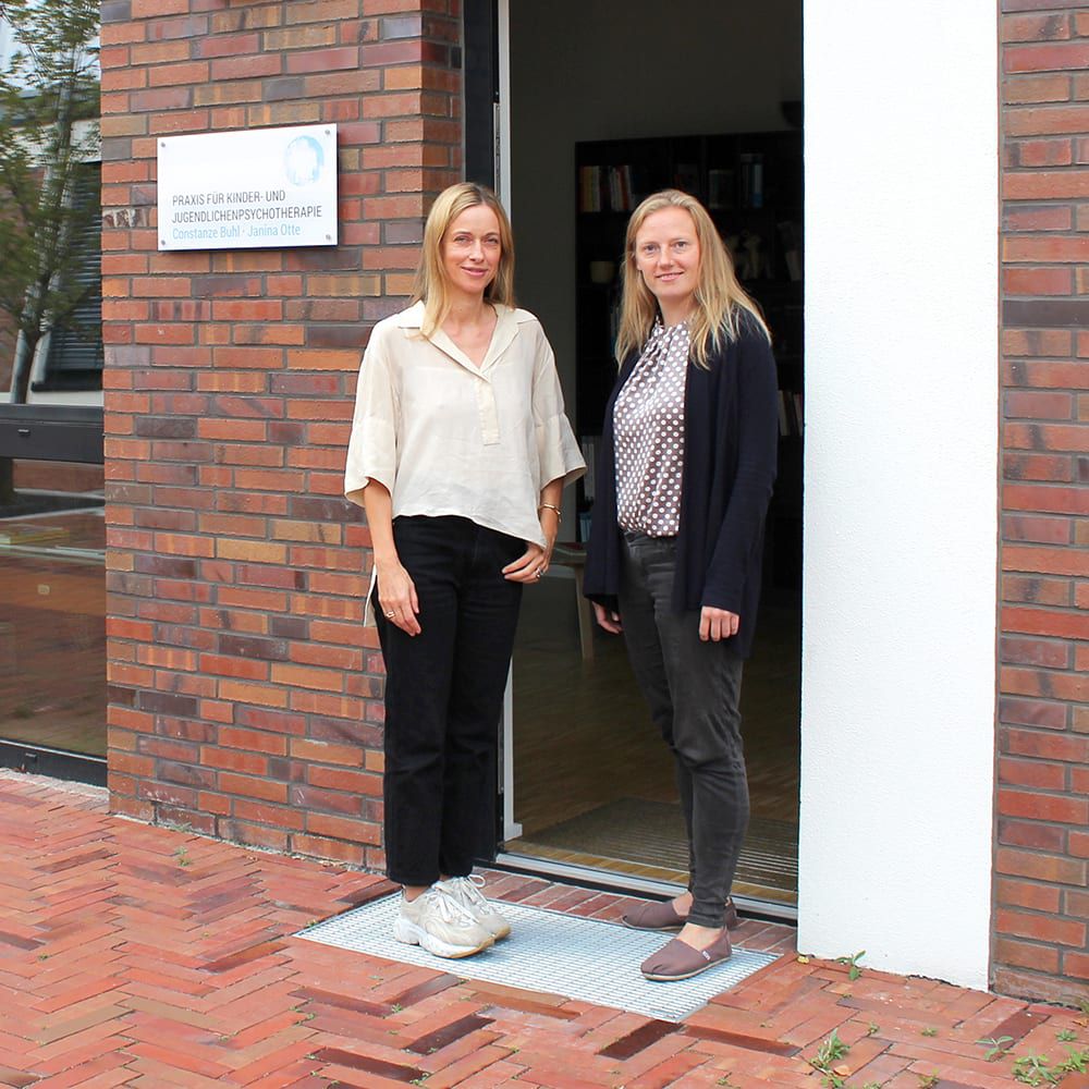 Costanze und Janina vor ihrer Praxis in Köln-Braunsfeld.