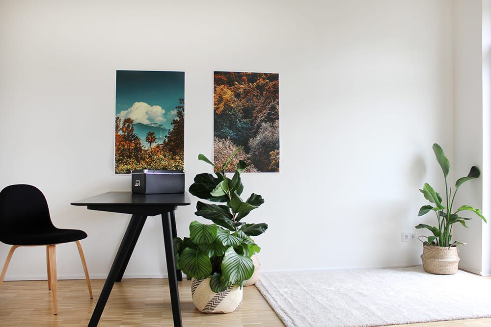 Constanze Buhl sitzt bei einer Therapie an einem grünen Tisch.